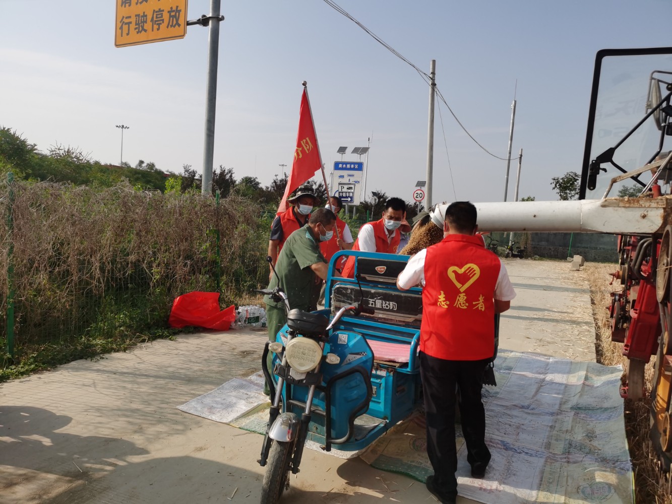 商水服務(wù)區(qū)開展“情系三夏 服務(wù)三農(nóng)”活動。周建豪 攝.jpg