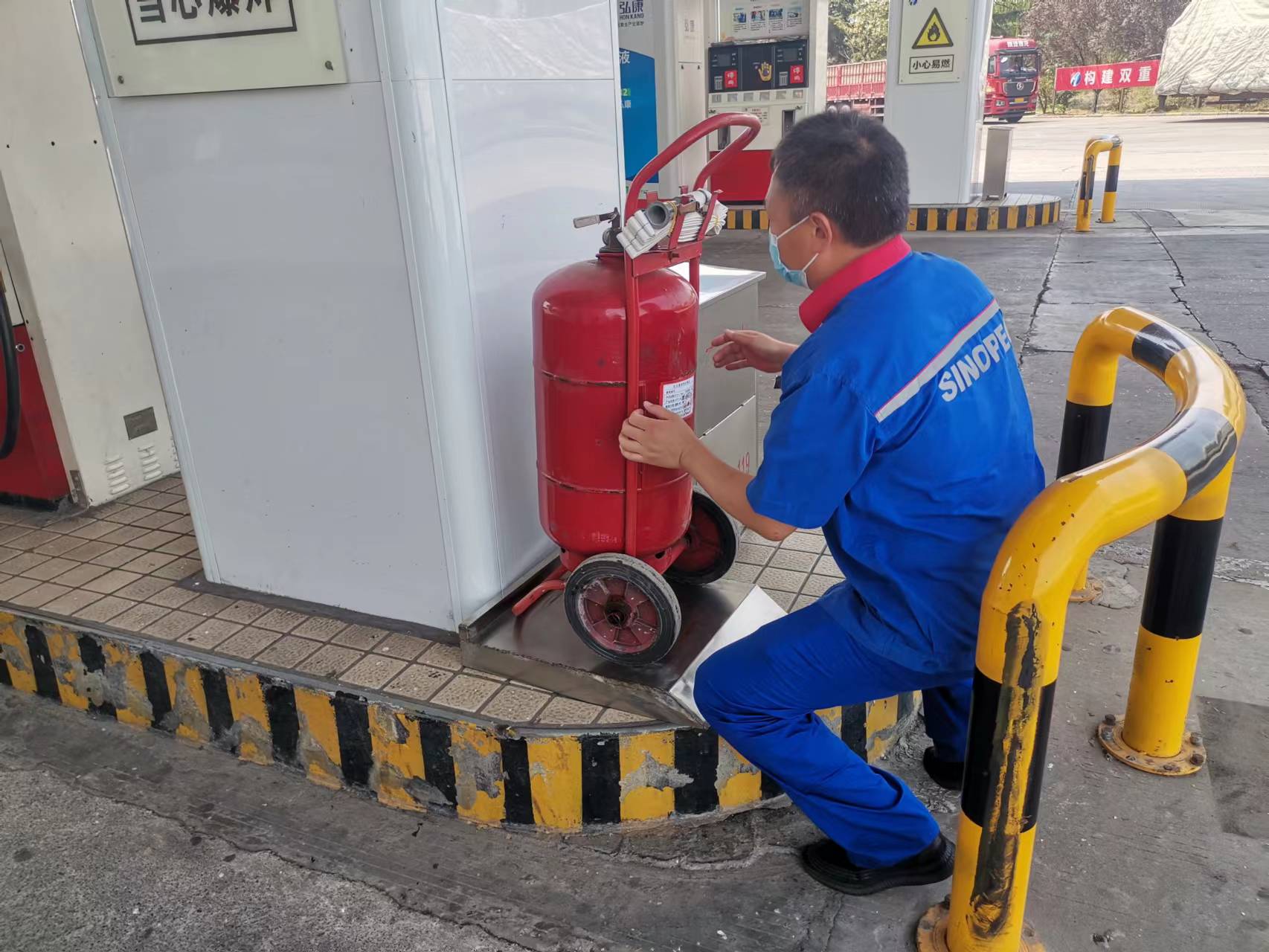 2022年6月14日高速石化許昌加油站站長崗鐘理安全生產月高溫酷暑期間對消防器材進行隱患排查圖片,拍攝人:徐姍.jpg