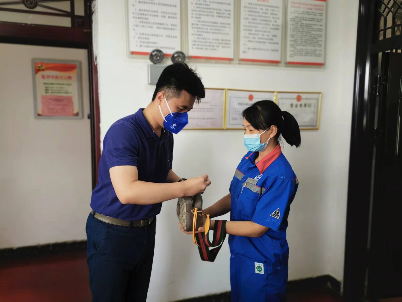 2022年6月18日高速石化許昌加油站員工師曉莉拾金不昧圖片，拍攝人：徐姍 (1).jpg