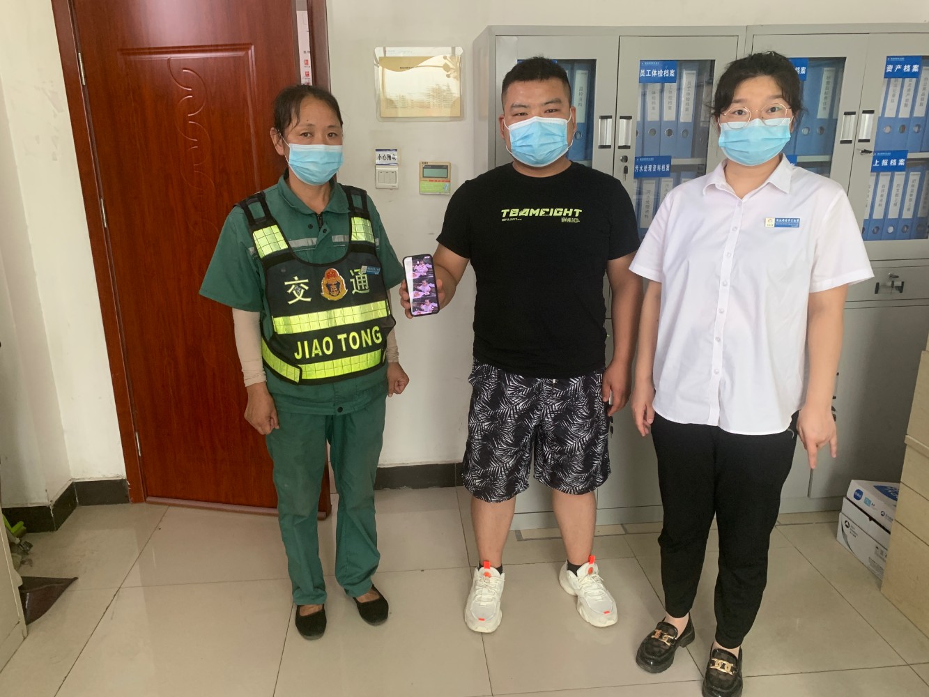 7月16日澠池西停車南區拾金不昧揚道德&nbsp;服務為民踐初馬躍鴻 攝.jpg