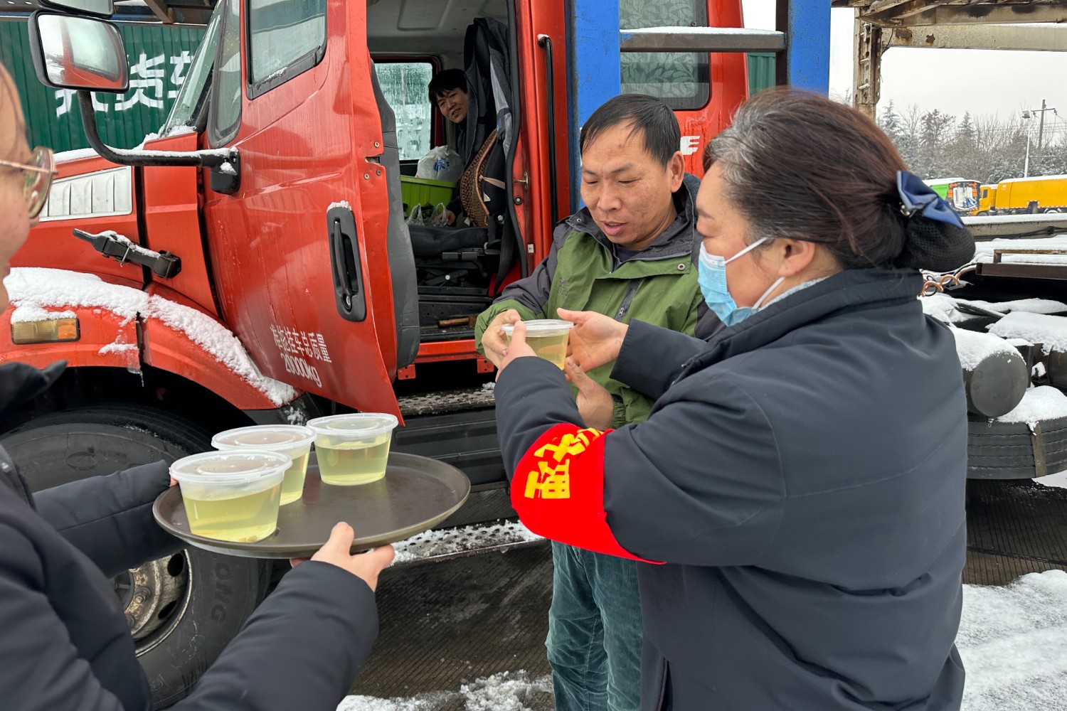1.16鄭州西服務區除雪保為滯留司乘派發姜茶暖心服務(拍攝人:王吉 電話15093099877).jpg.jpg